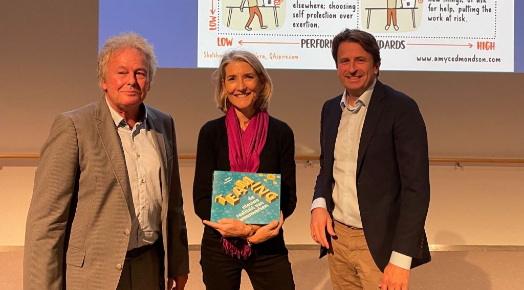 (links) Hans van der Loo, (midden) Amy Edmondson en (rechts) Patrick Davidson bij de uitgifte van het boek "Teaming" 